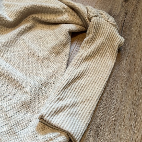 Women's Urban Outfitters Summer Cream Sweater Size Medium - Picture 4 of 8